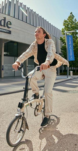 alumno de esade en bici por el campus