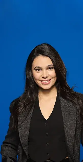 mujer ejecutiva con fondo azul