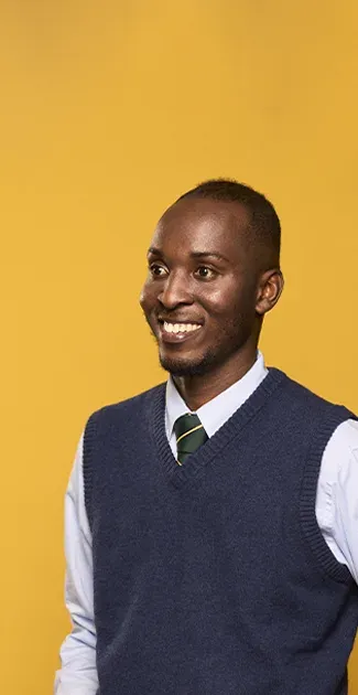 hombre ejecutivo fondo amarillo