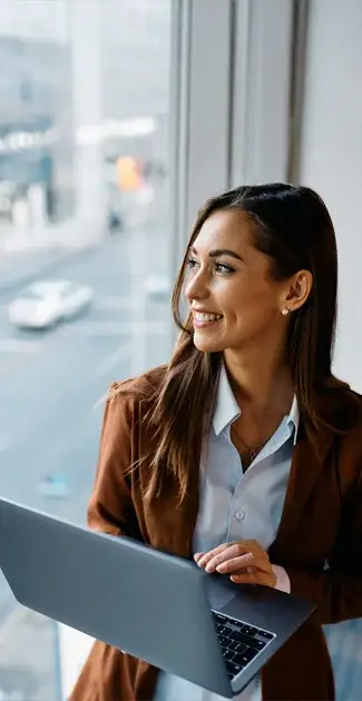 mujer ejecutiva frente a ventana en oficina