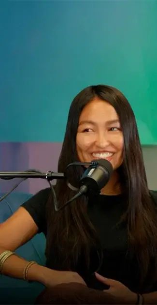 grupo de chicos haciendo podcast con microfonos