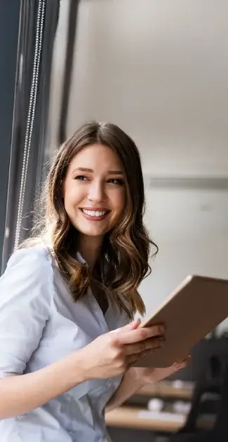 mujer ejecutiva frente a ventana