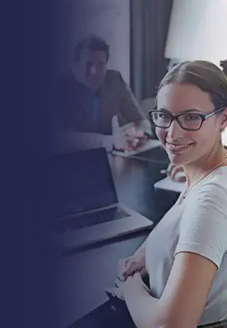 mujer con ordenador portatil