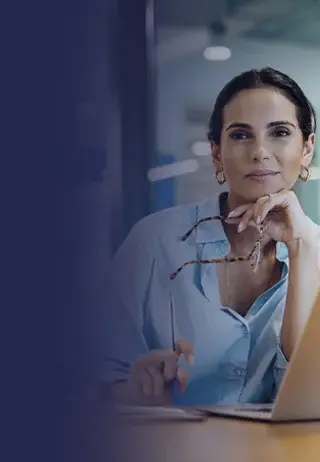 mujer ejecutiva sujetando unas gafas
