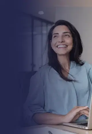 mujer sonriente con un ordenador portatil